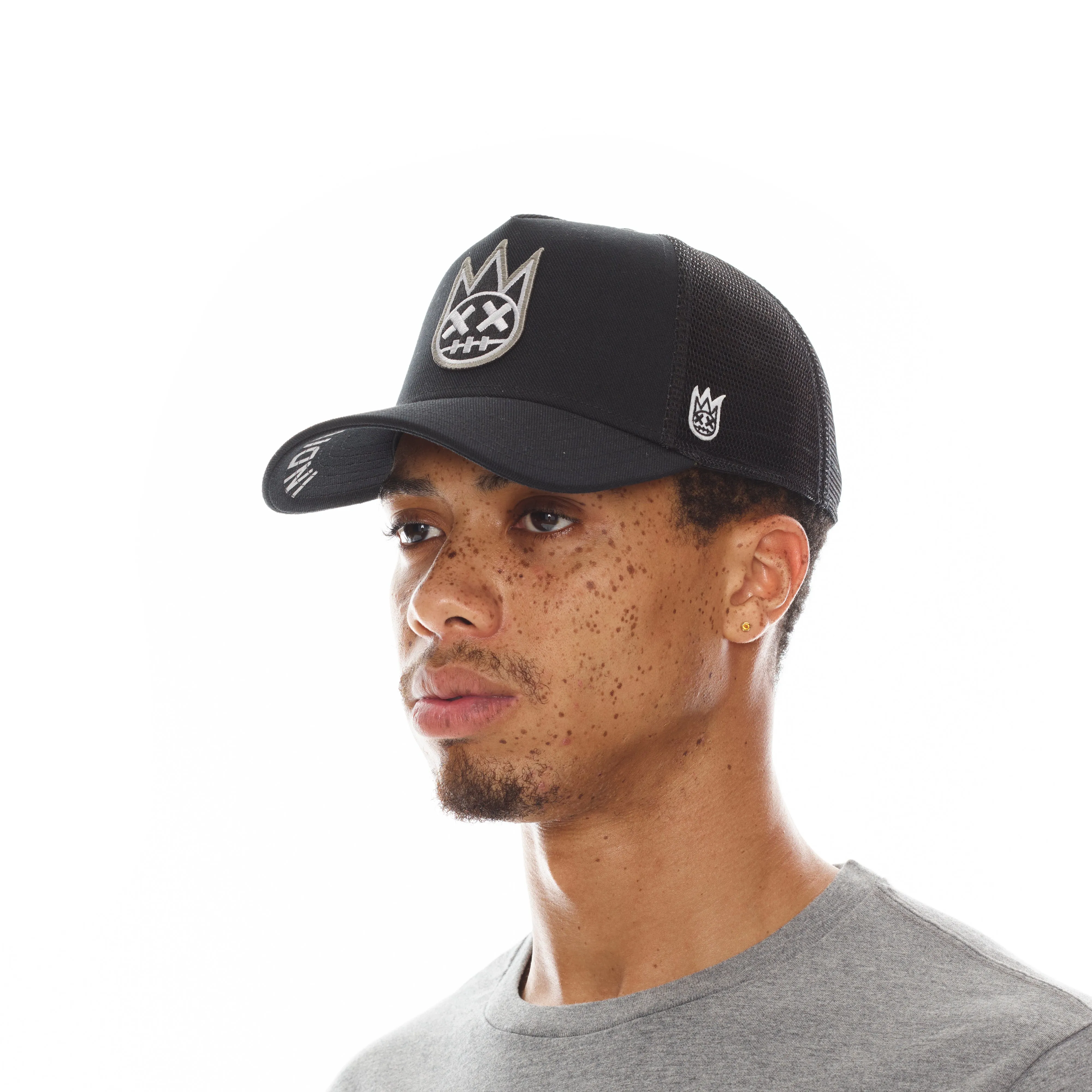 CLEAN LOGO MESH BACK TRUCKER CURVED VISOR IN BLACK